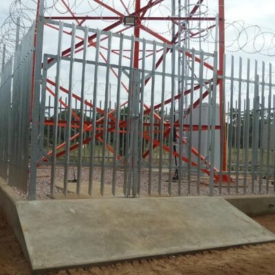 견고한 구조와 국제 디자인 코드 준수를 특징으로 하는 통신용으로 설계된 강철 타워 4개 다리가 있는 각도 강철 타워