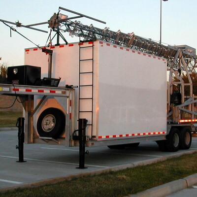 24m 25m 30m 모바일 트럭 트레일러 장착 조명 관형 셀 휠 텔레스코픽 격자 안테나 통신 타워 마스트