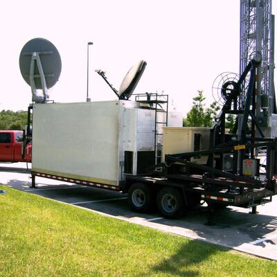 24m 25m 30m 모바일 트럭 트레일러 장착 조명 관형 셀 휠 텔레스코픽 격자 안테나 통신 타워 마스트