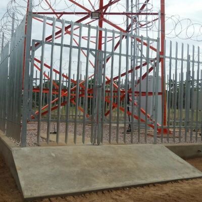 에너지 저장 자활형 아연 도금 20 30 40M 4G 5G 돛대를 갖춘 태양 에너지 안테나 타워