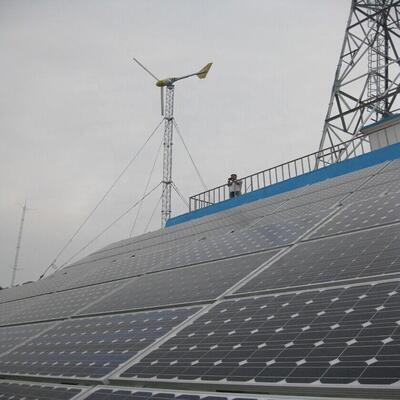 배터리 백업 아연 도금 강철 22 32 42M 4G 5G 통신 마스트가 있는 태양열 안테나 타워